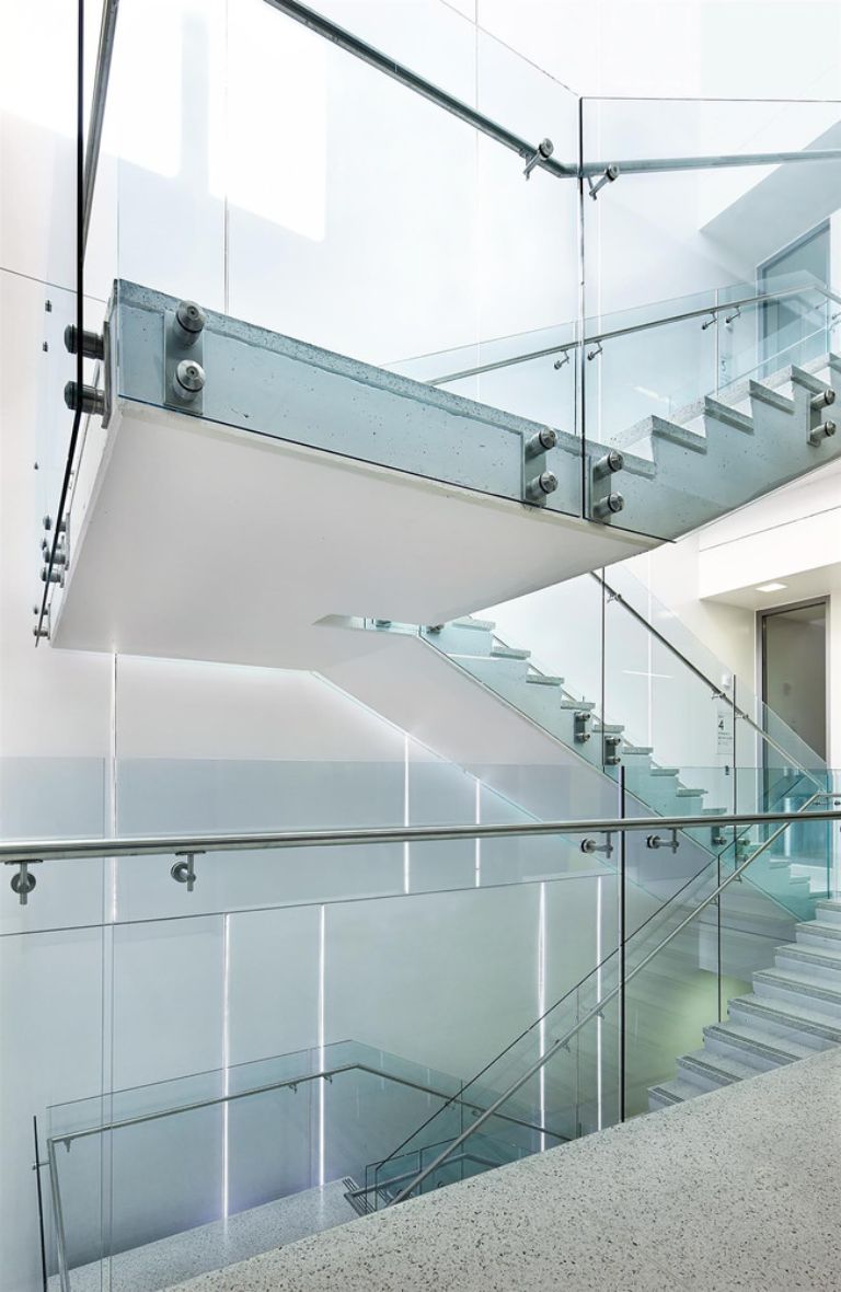 Vách kính cường lực cho cầu thang kính, kiểu dáng trong suốt hiện đại