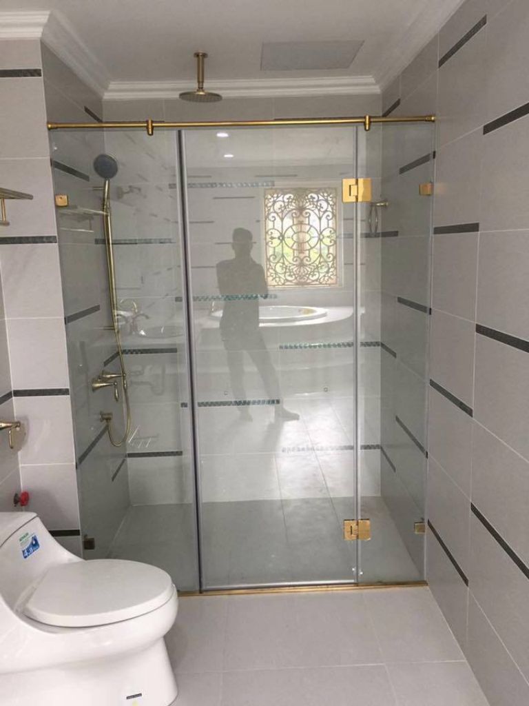 Vách tắm kính